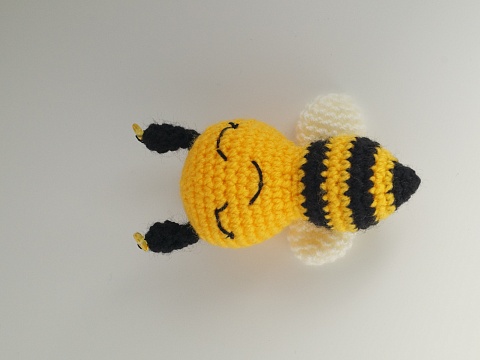 Пчелка с янтарными усиками